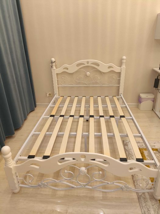 Кровать, ажурные спинки.