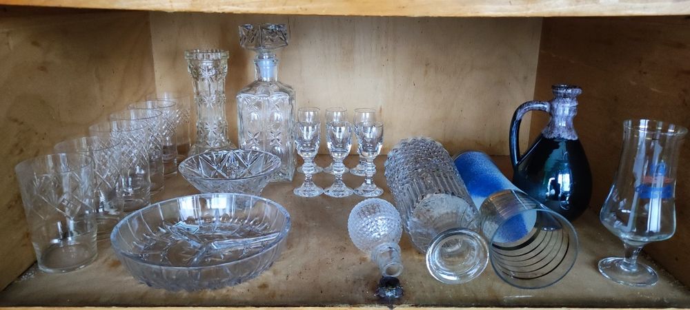 Сервиз за силен алкохол с две кристални купички