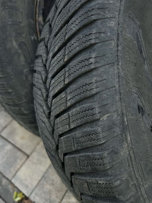 Vand cauciucuri de iarna cu tot cu jante 185/60/14