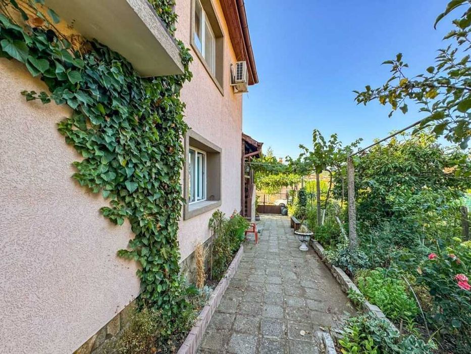 Уютна двуетажна къща с парцел в Средец, област Бургас