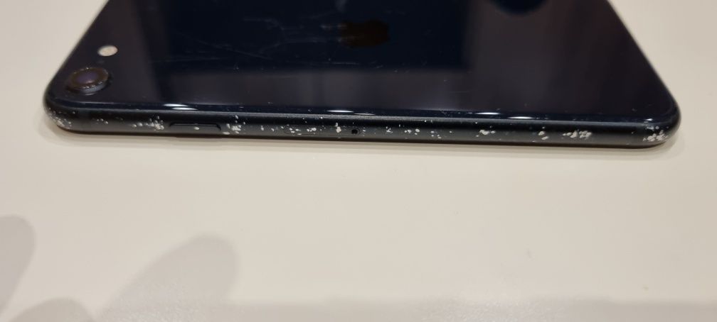 Продавам черен телефон с калъф IPHONE  SE