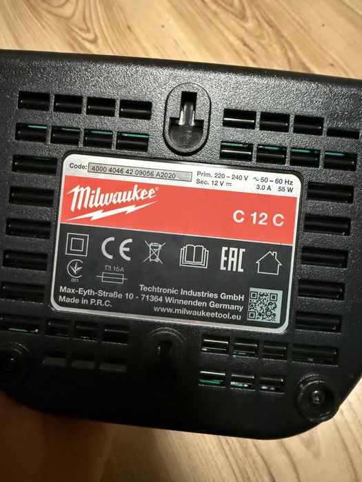 Milwaukee 12v зарядно