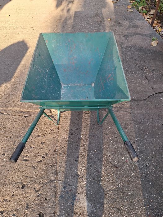 Vând roabă făcută din tablă groasă.