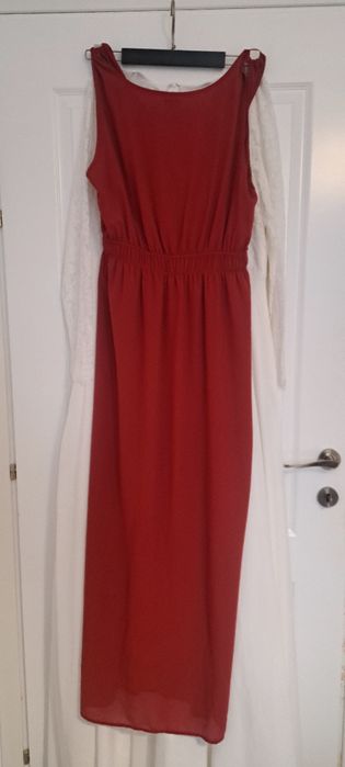 Vând rochii noi cu eticheta.