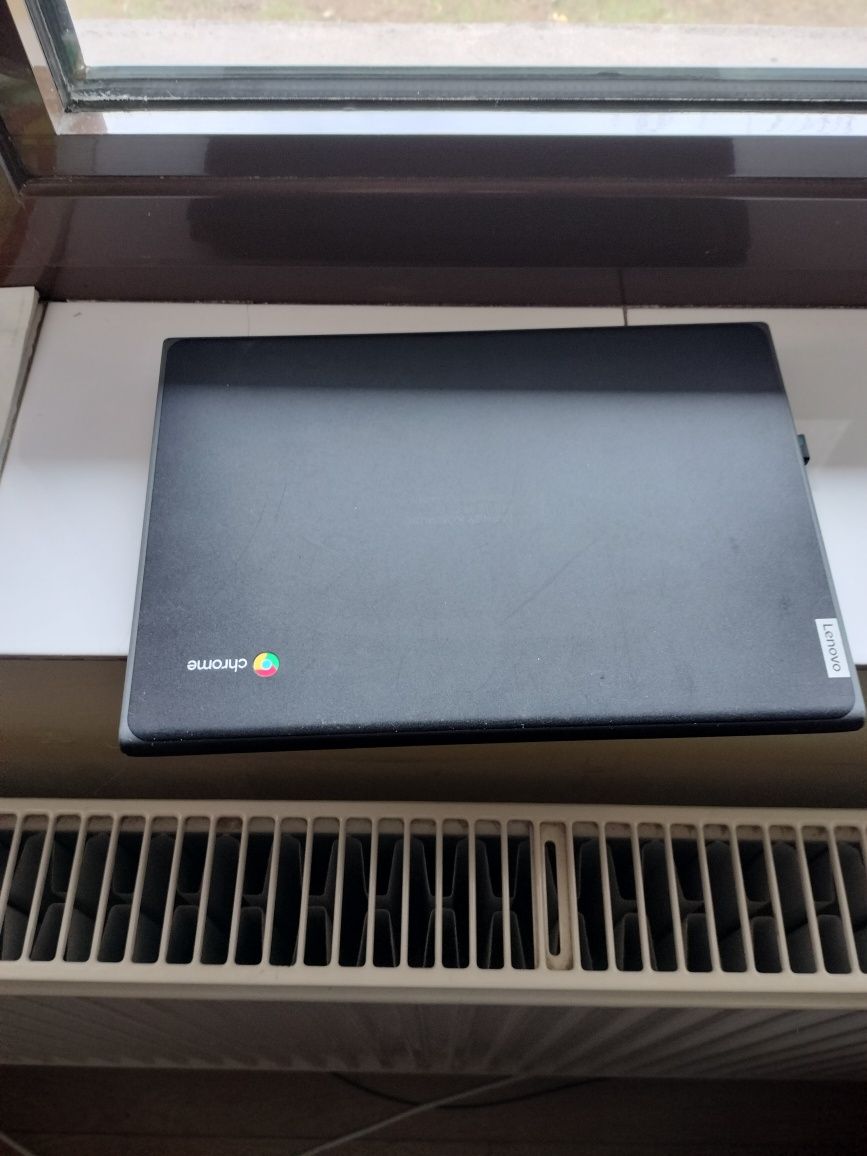 Vând laptop chromebook 100e