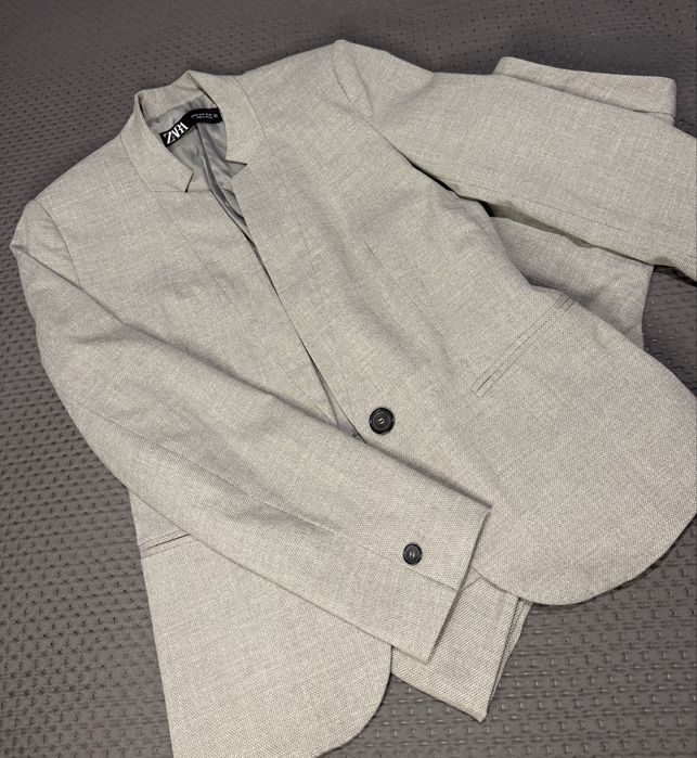 Дамски сив костюм