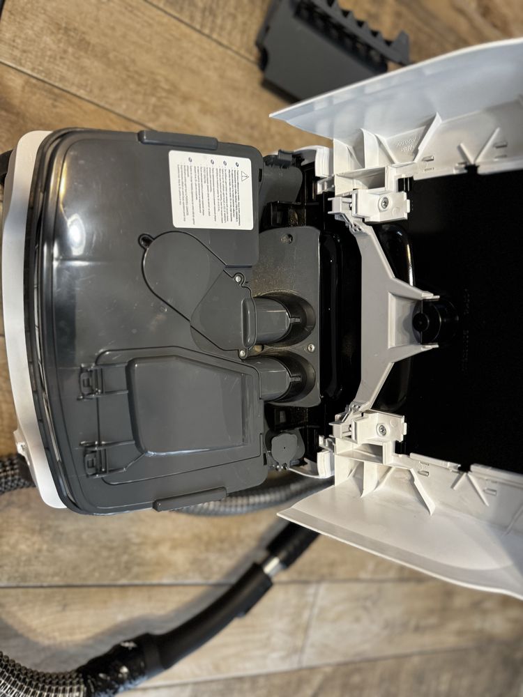 Aspirator cu spalare Bosch BWD421PRO 2100W filtru hepa perii turbo