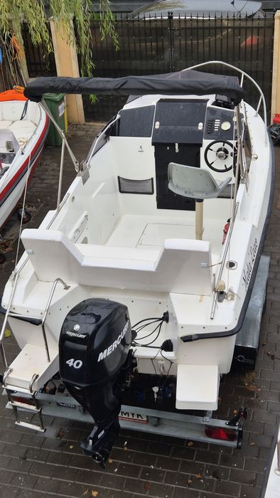 Vand barca semicabinata 5.5 m lungime