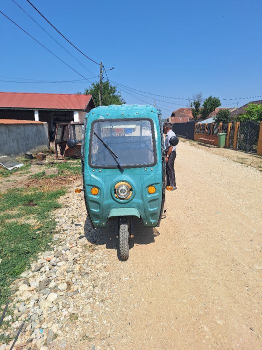 Vând triciclu cu semi cabină