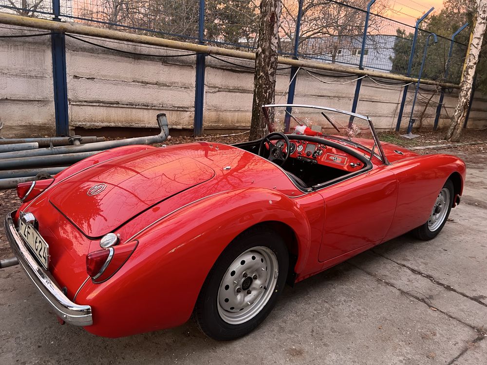Inchiriez masini epoca Citroen DS, 2CV, Rolls Royce, MGA Roadster
