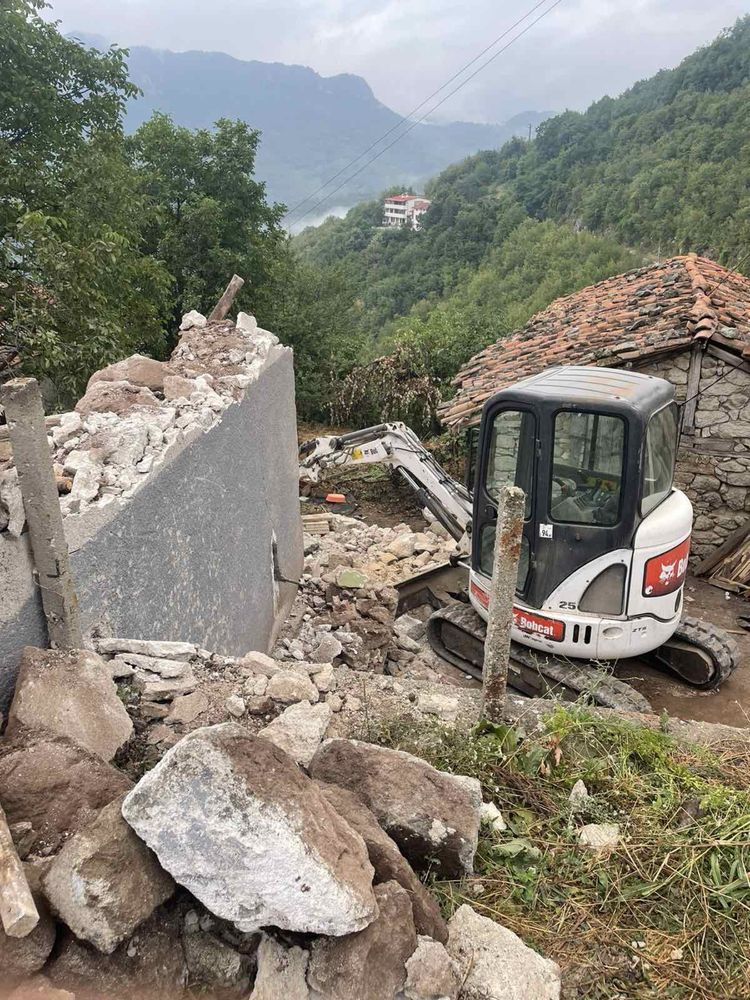 Услуги с багер, валяк, събаряне на сгради, изкопи