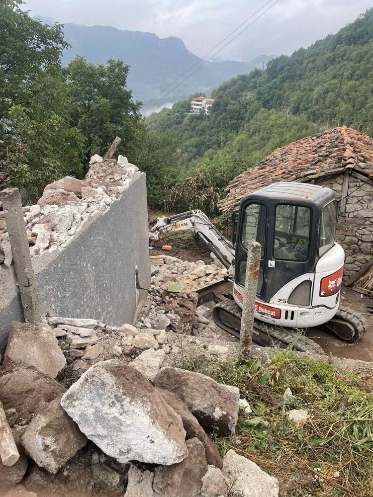 Услуги с багер, събаряне на сгради, изкопи