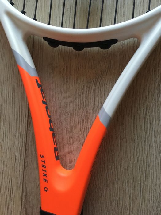 Продавам тенис ракета Babolat Strike G