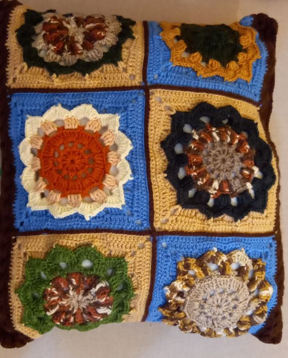 4 perne noi lucrate manual,cu fete detasabile si 1 fixa.Se incheie cu