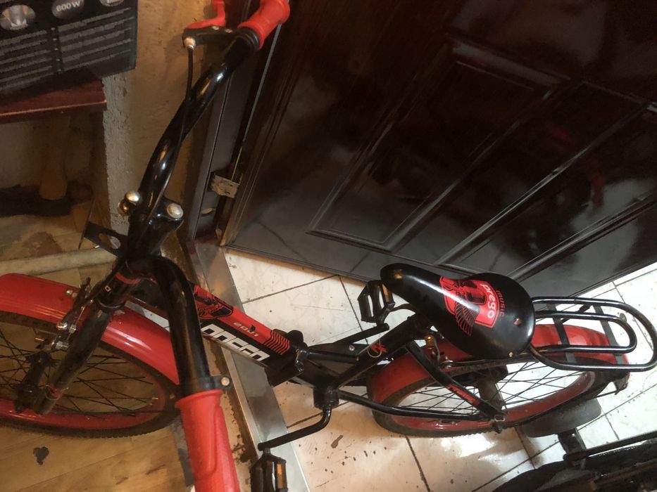 Велосипед красный детский