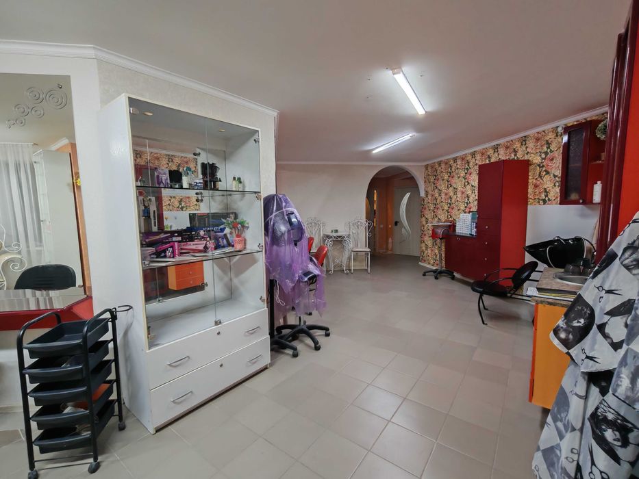 Продается коммерческое помещение 96 м2., бывший салон красоты в 5 мкр