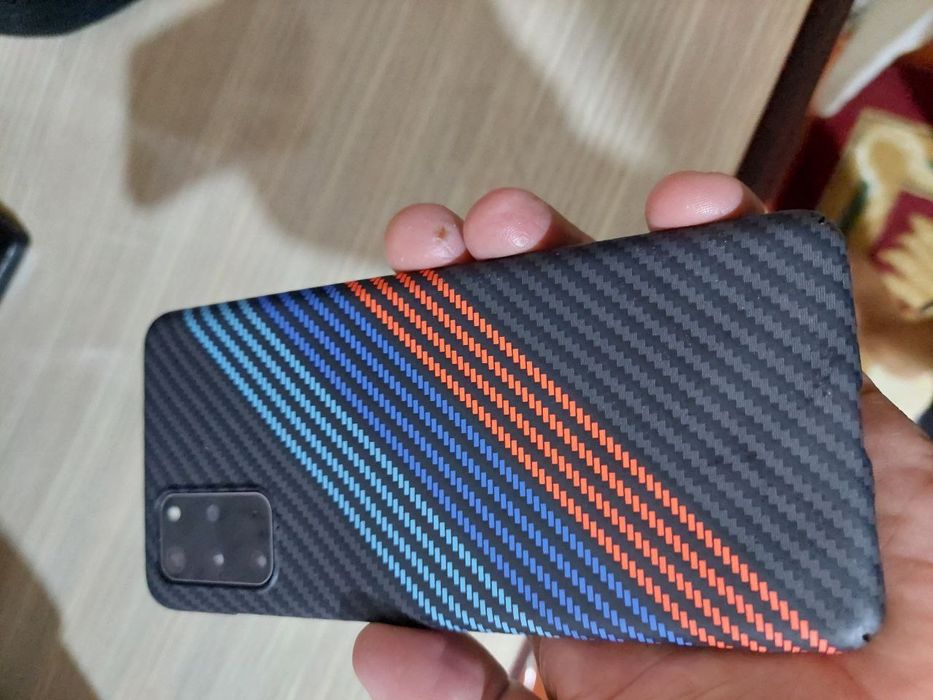 Samsung S20 plus сотилади 200$.