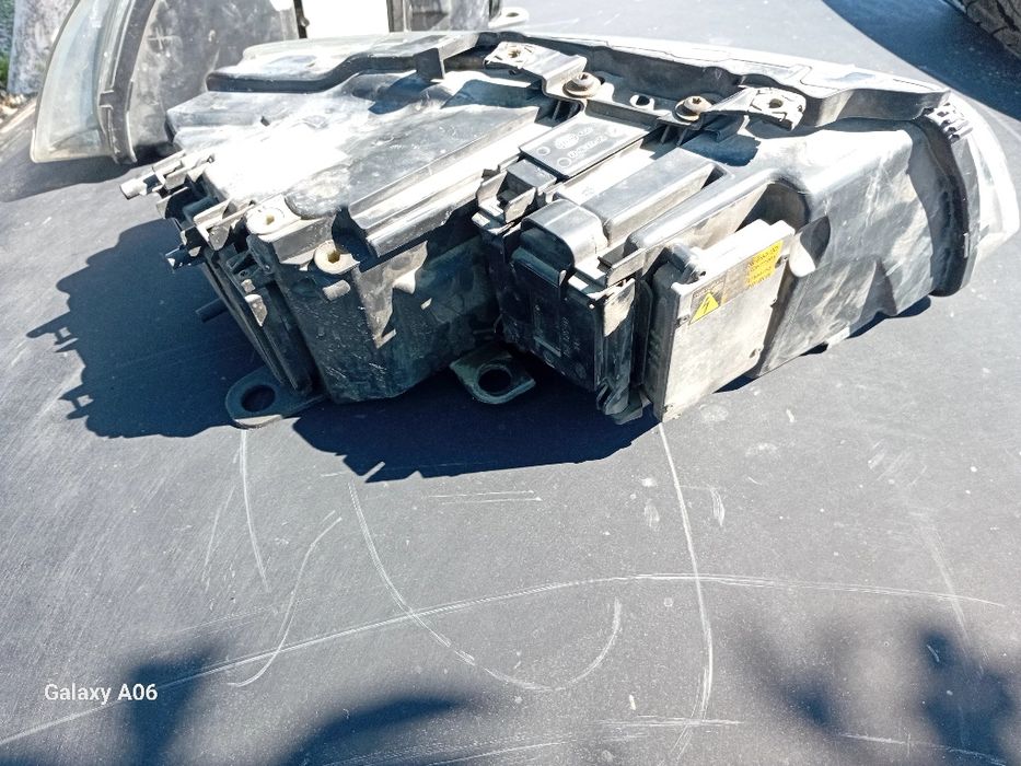 Vând far cu xenon stanga/dreapta pentru audi a8 D3 în stare perfecta