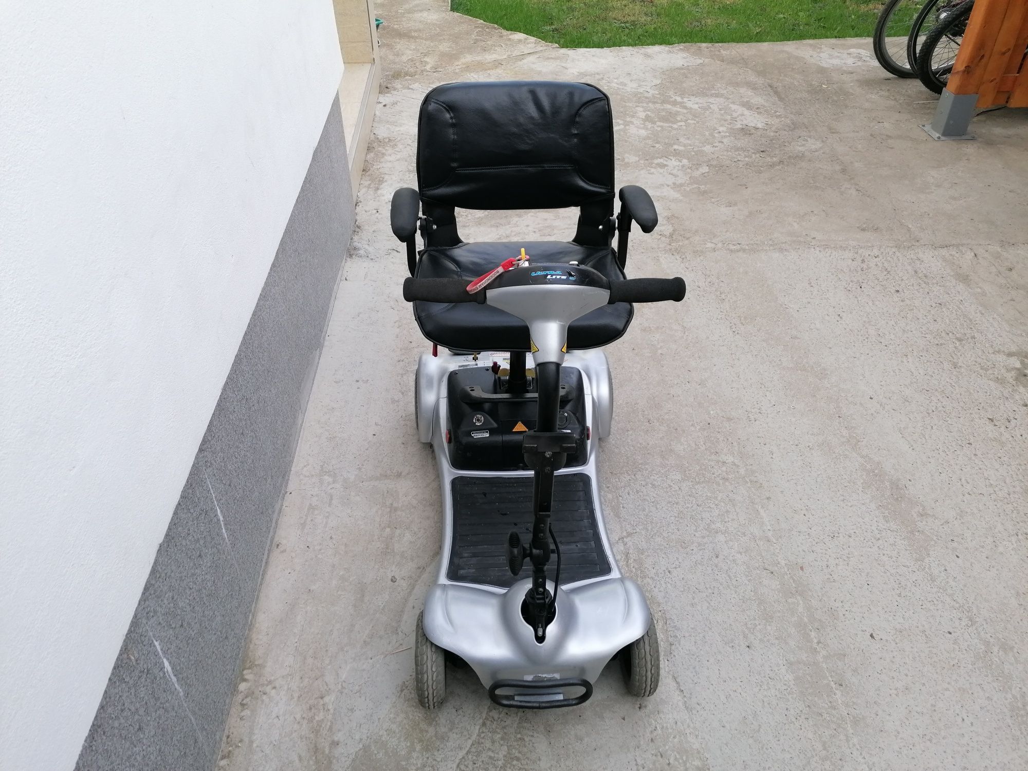 Cărucior scuter electric pentru persoane cu dizabilități