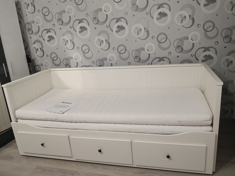 Pat extensibil 190 cm  x200cm ,culoarea alb ,două saltele stare bună