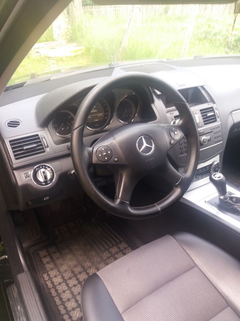 Vând Mercedes c200