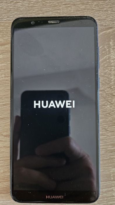 Huawei P Smart с калъф, напълно работен