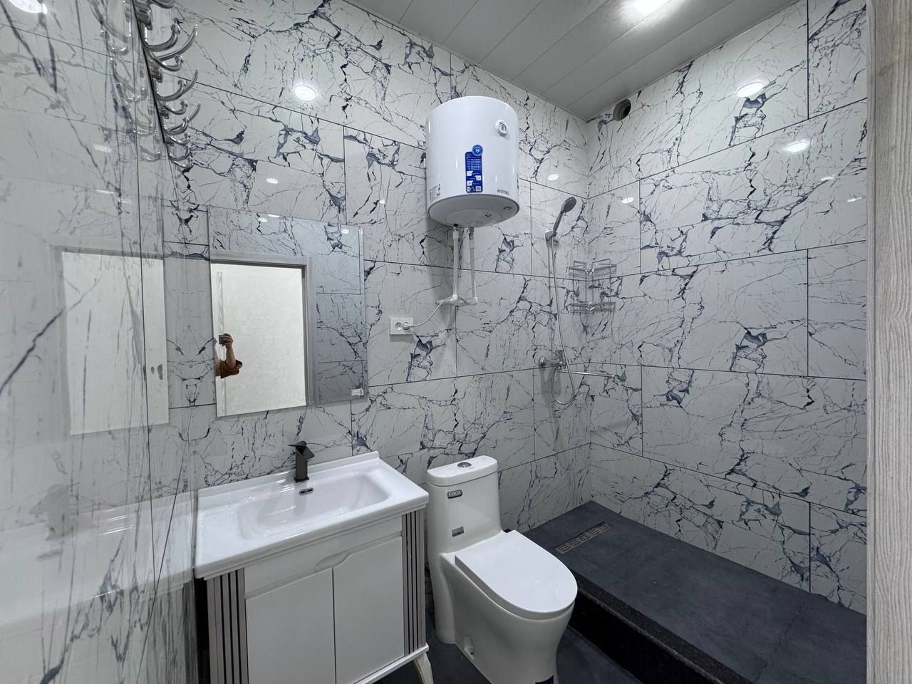 3-xonali 3-qavatda 85m² kvartira sotiladi.
6-qavatli Liftli dom.
Narx: