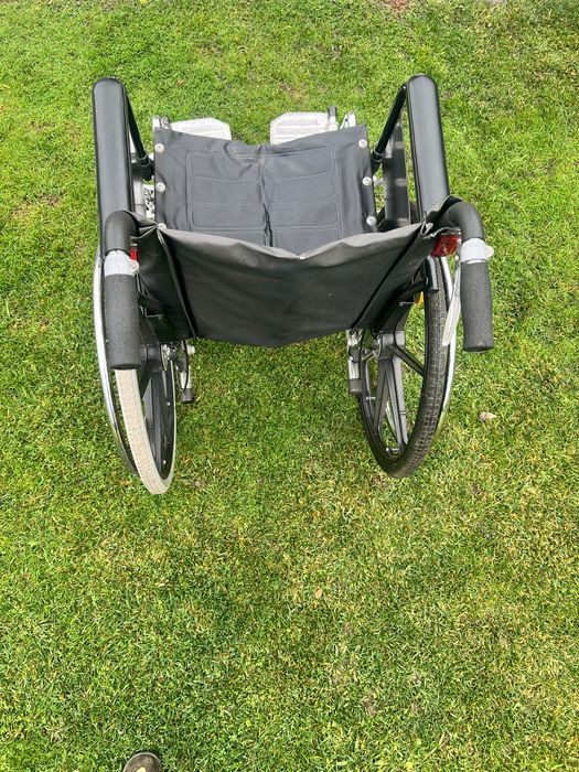 Cărucior cu rotile pentru persoane cu dezabilitati