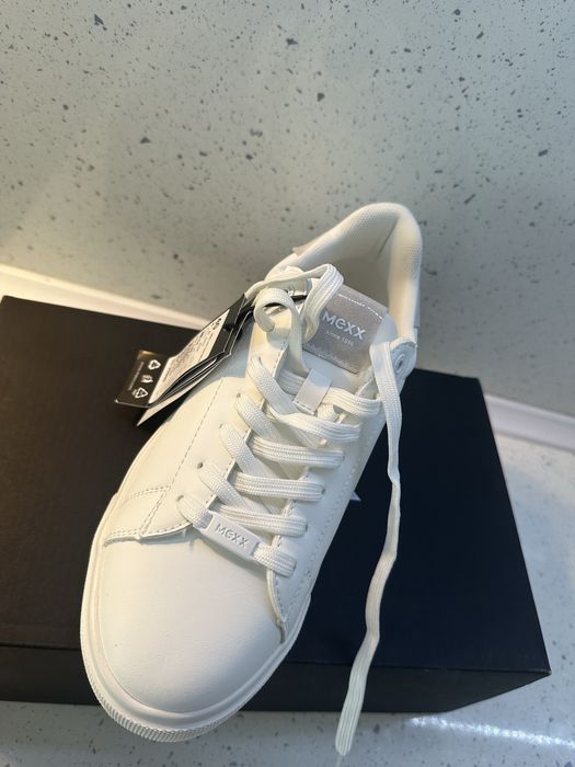 Бели кецове на MEXX