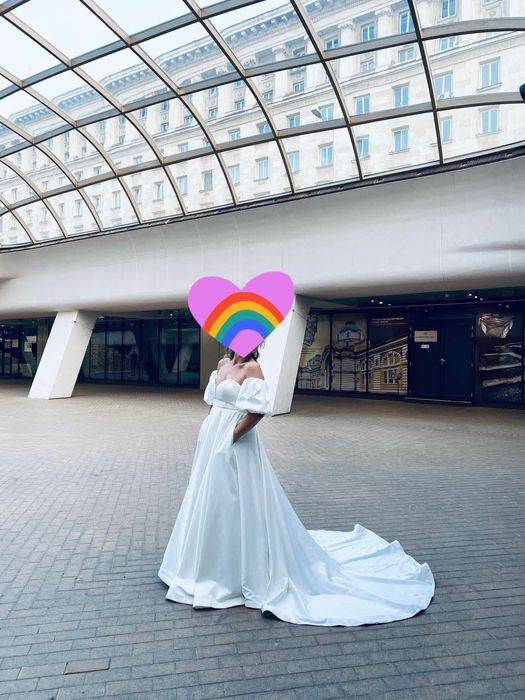 Булчинска рокля сатен с няколко вида ръкави