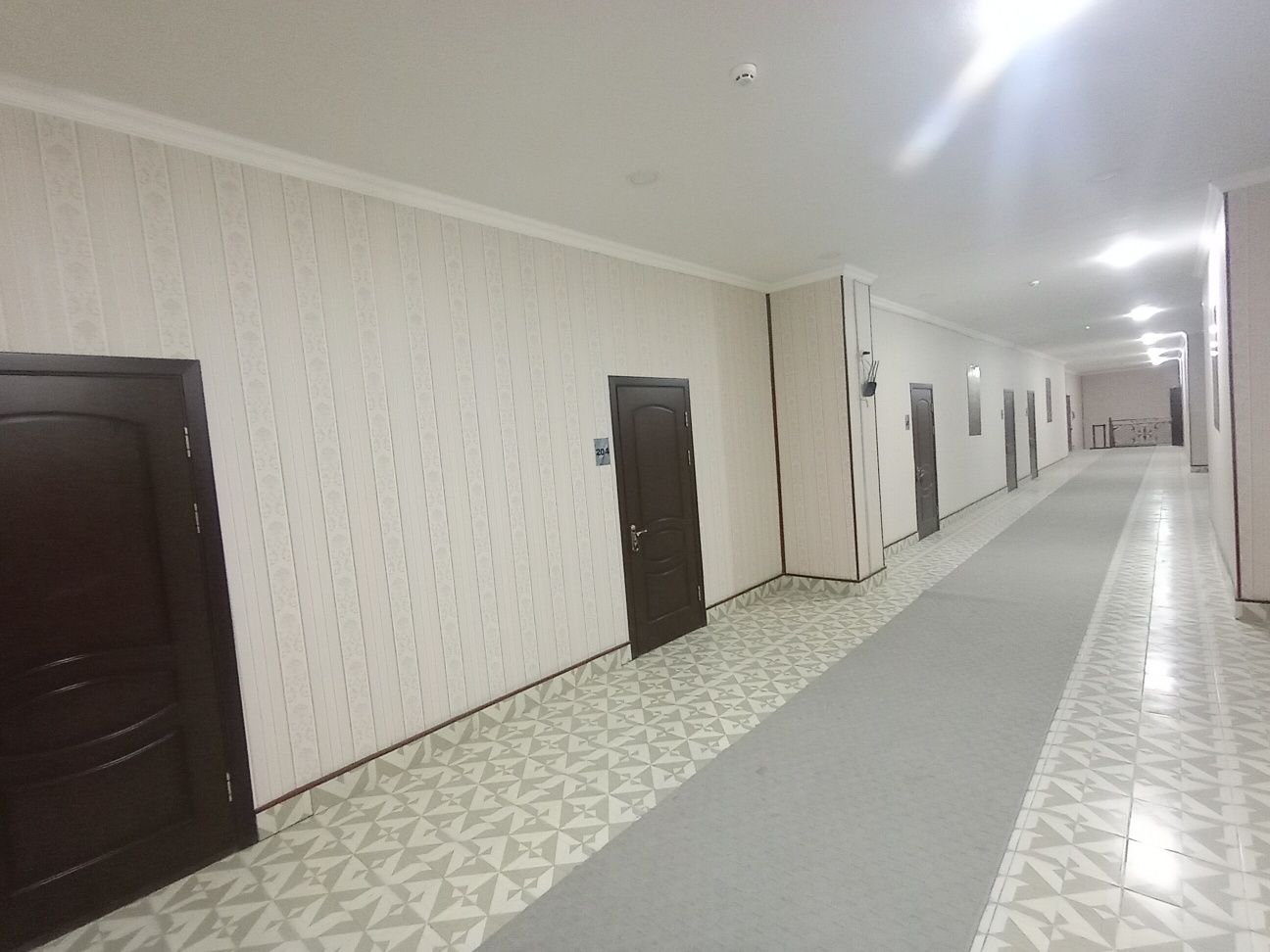 gastinitsa 1 kishi  100.000. Talab e.h. :pasport, zaks talab qilinadi
