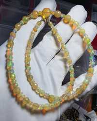 Opal etiopian și accesorii din aur galben de 14 kt, colier