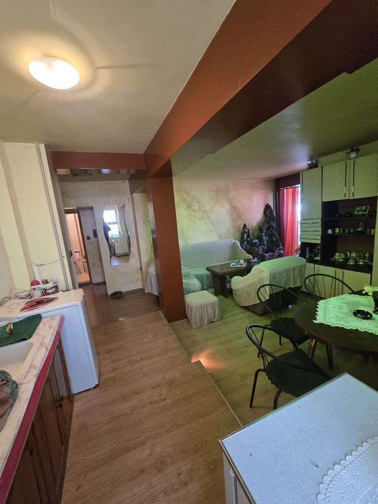 Продава се Тристаен апартамент в Плевен, Сторгозия - 75 кв.м за 920 €/кв.м - Снимка #2