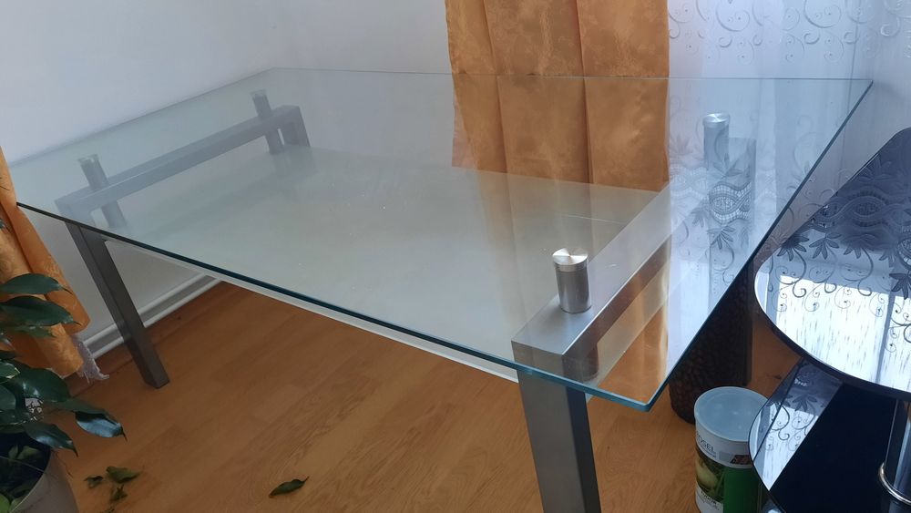 Vand doua masuta de sticla