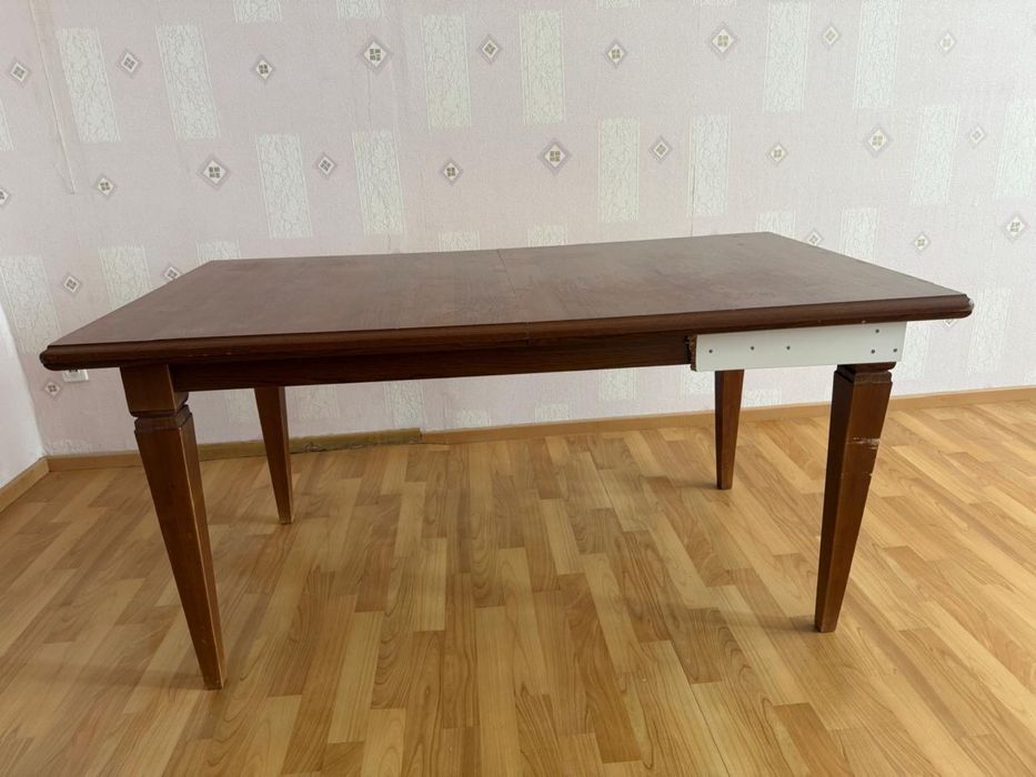 Стол для гостинной.