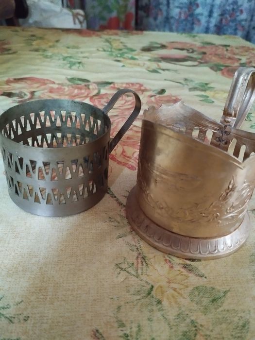 Два журнальных столика, ёлочные игрушки, подстаканики