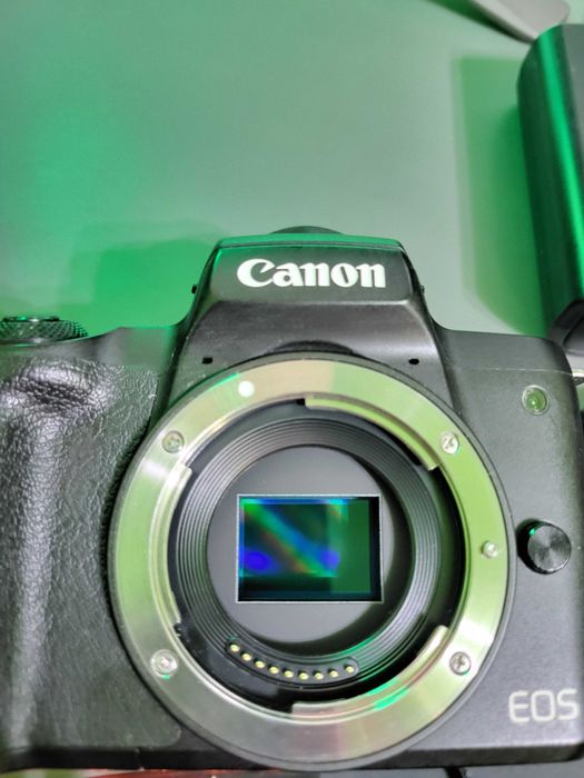 Canon M50 Mark II + 22mm F2.0 + baterie extra si accesorii