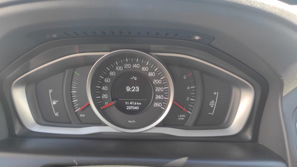 Vând Volvo XC60 2015