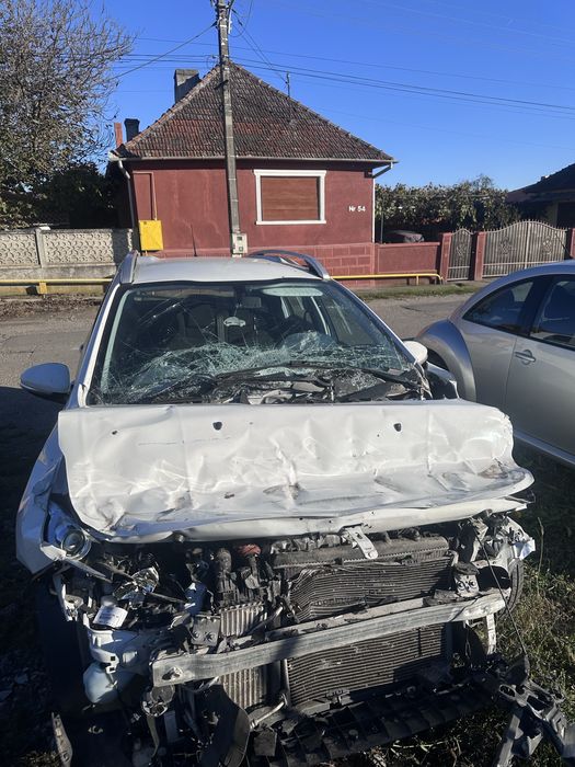 Peugeot 2008 lovit față, se vinde exact cum arată, preț negociabil.