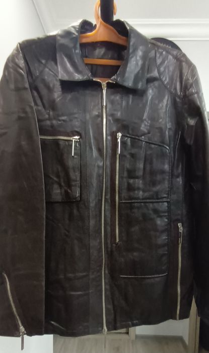 Срочно продаю кожанную куртку(утеплённая). Сделано во Франции.