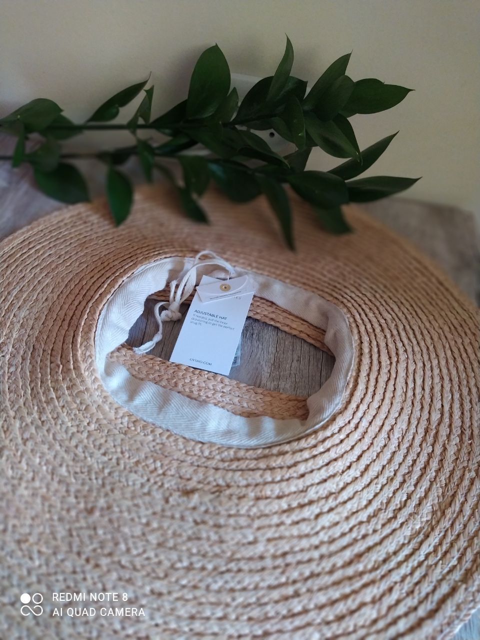Соломенная шляпа с открытым верхом фирмы Zara