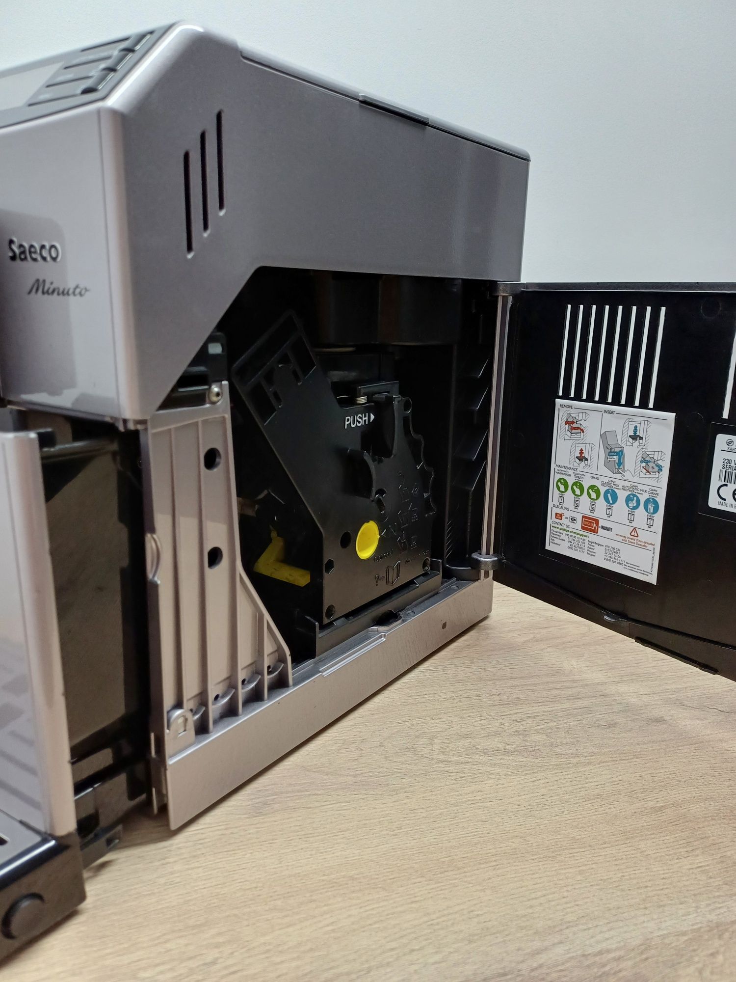 Продавам кафемашина Saeco Minuto HD8867