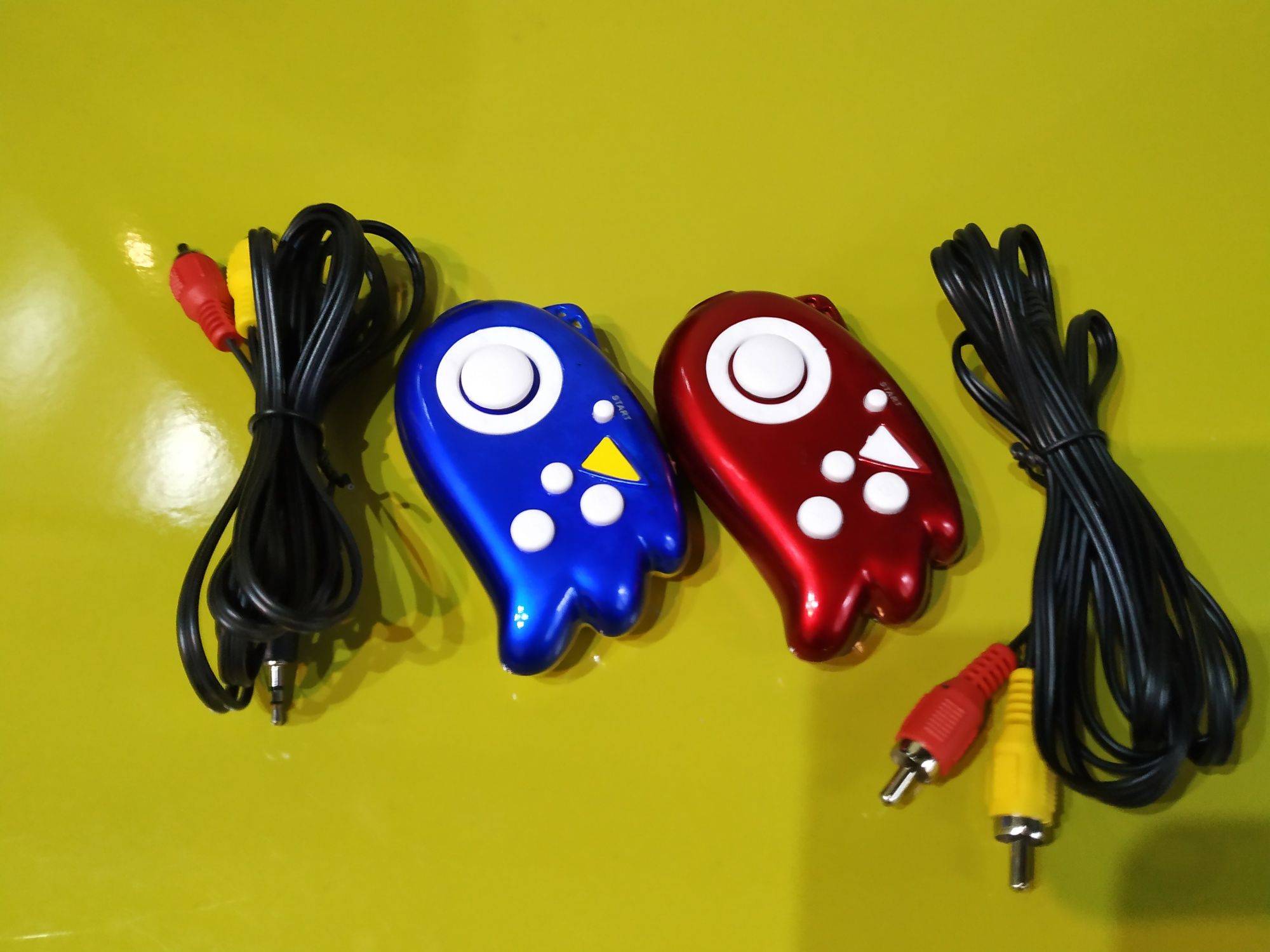 Mini consola cu 89 de jocuri clasice: Mario, Angry Birds, Tetris, etc.