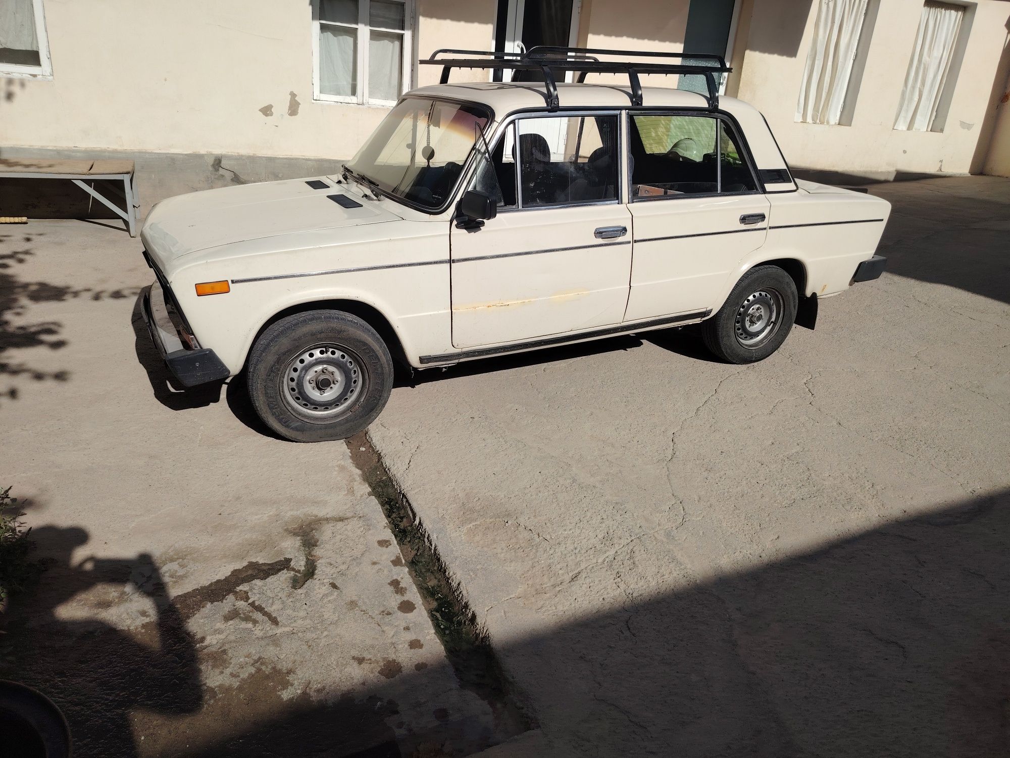 2106 yurib turgan moshina