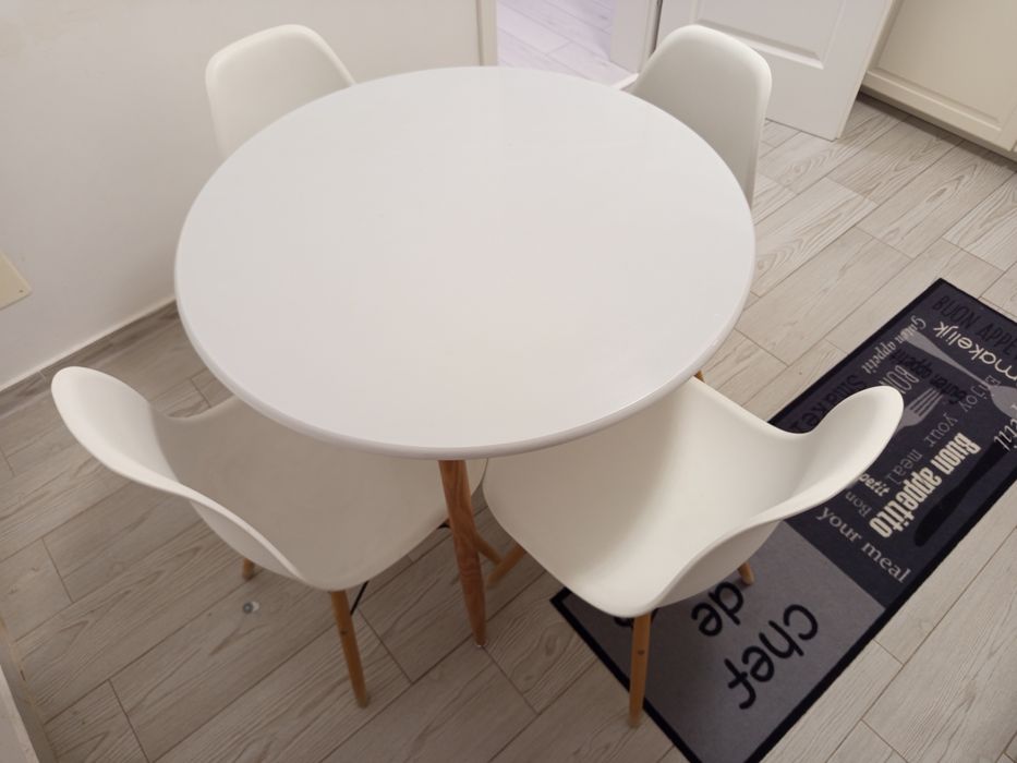 Masă rotundă alba de bucătărie și 4 scaune albe stare buna