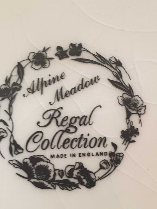 Антична бронзова везна и Порцеланов   буркан за бисквити