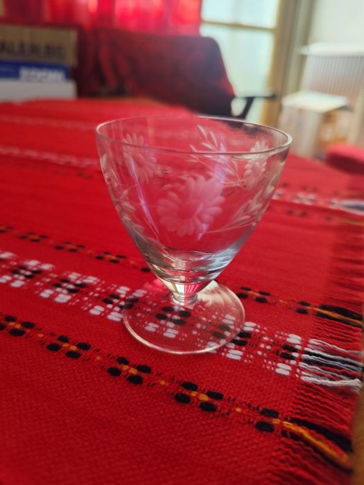 Нов комплект стъклени чаши със столче