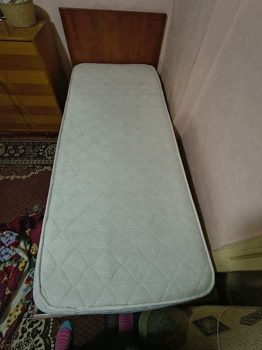 Pat de o persoana,cu saltea