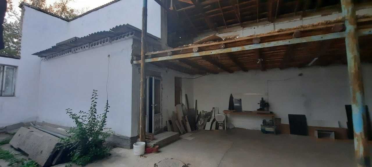 Parkent tumanida noturar bino bolib tolash sharti bilan sotiladi.