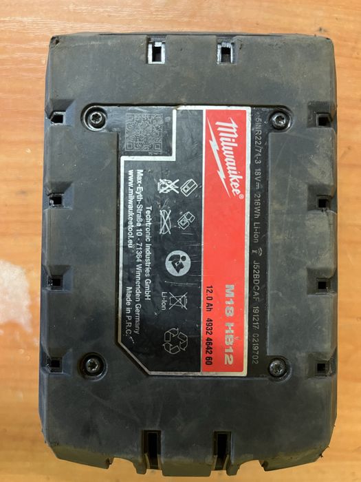 LED прожектор със стойка MILWAUKEE M18 ONERSAL
